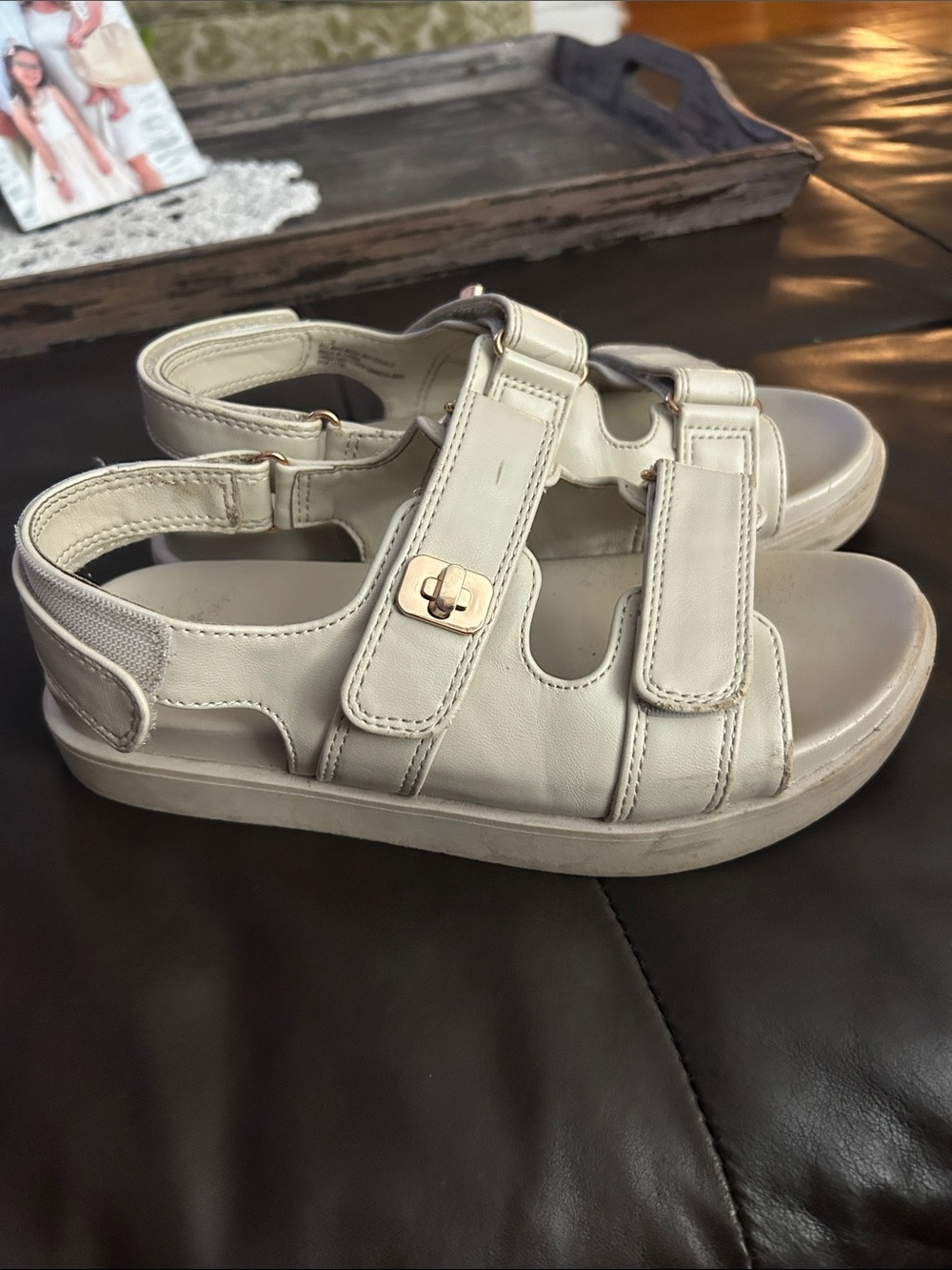 art class Cream Girls Velcro Sandals with Gold Accent sz 2